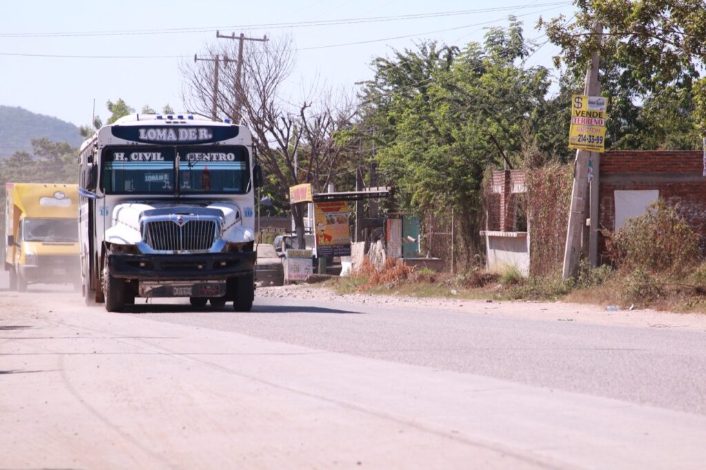 Un camión de la ruta Loma de Rodríguera recorre las calles de Culiacán