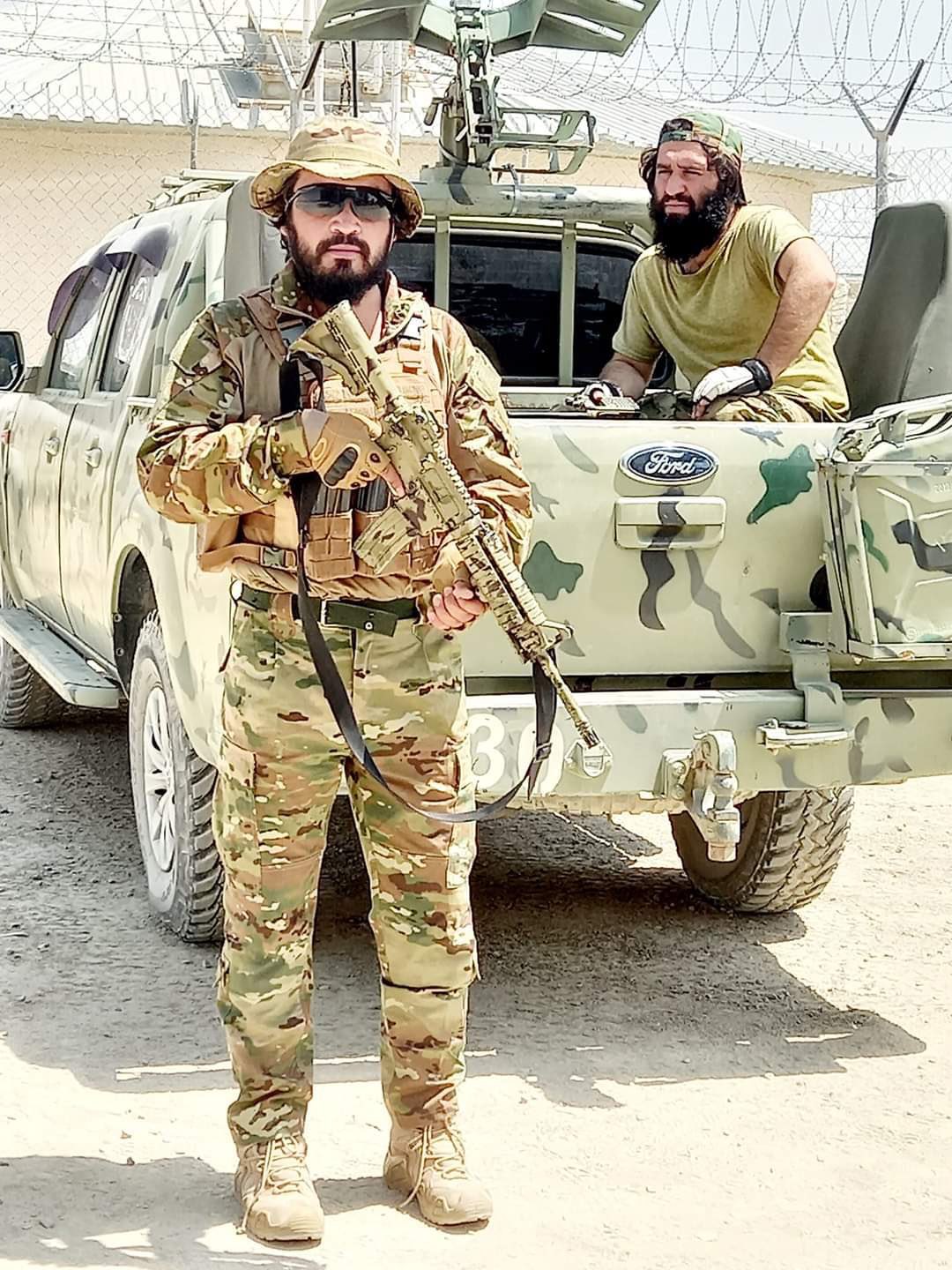 Talibanes con armas, vestimenta y vehículos que el Ejército de Estados Unidos dejó tras su retirada1